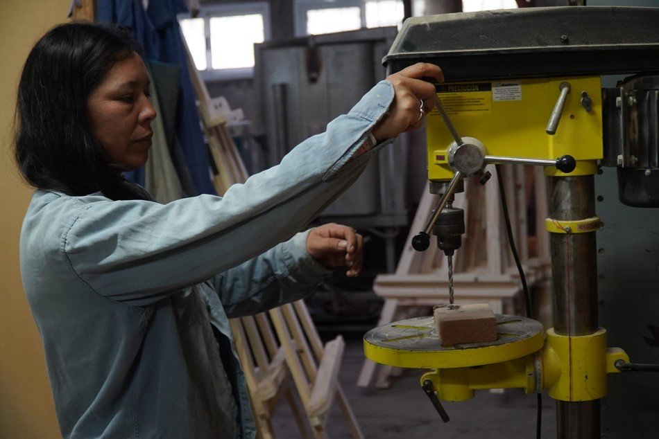 Mariana opera un agujereador de columna en el taller de El Obrador Rosario
