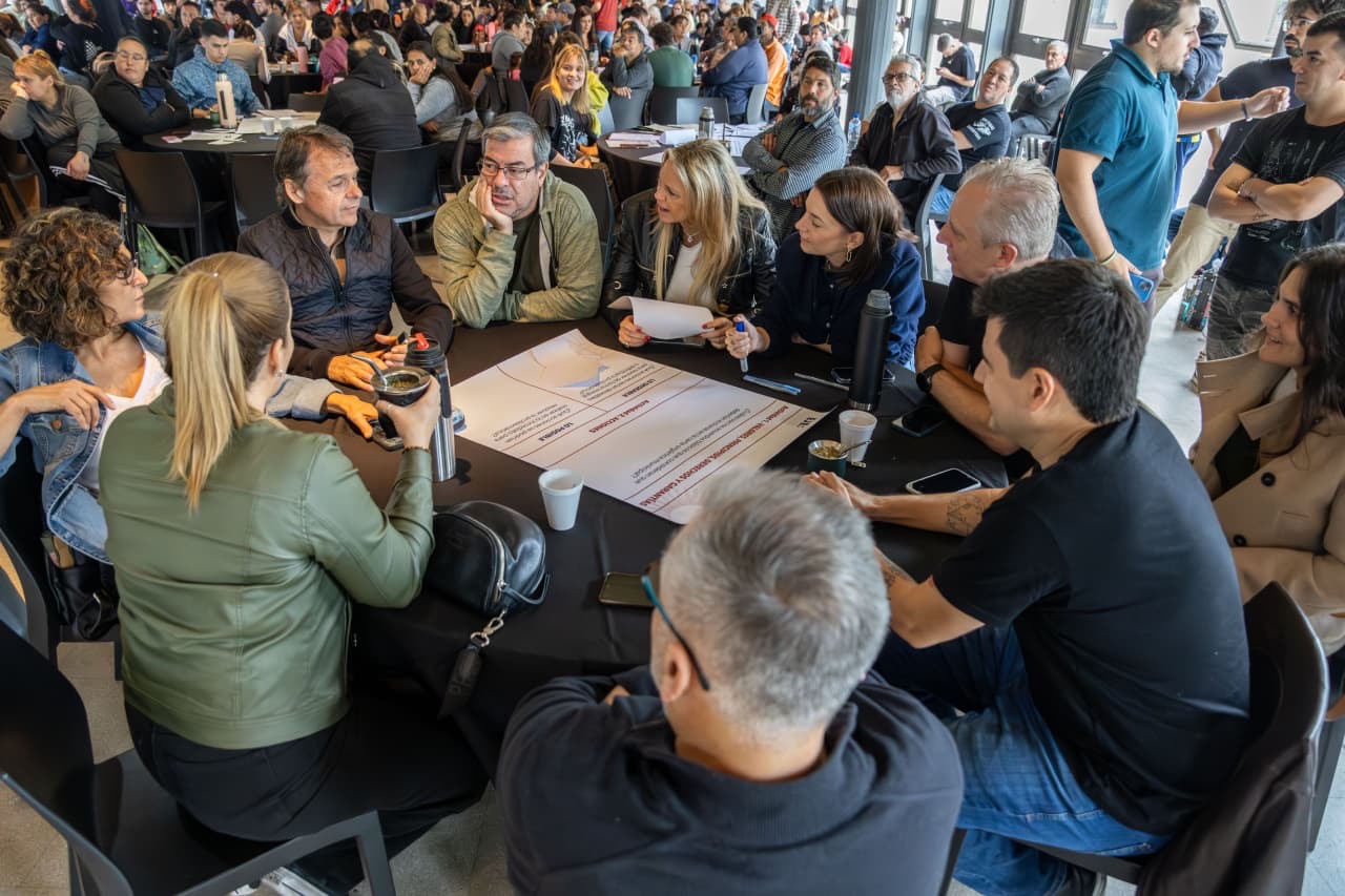Mesa de debate en Las Bases de Rosario sobre la Carta Orgánica