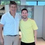 De Funes al mundo: la mística del grupo de amigos que convirtió el Mundial en un ritual de toda la vida Roly Santacroce y Lionel Messi en Funes — cofradía mundialista de amigos