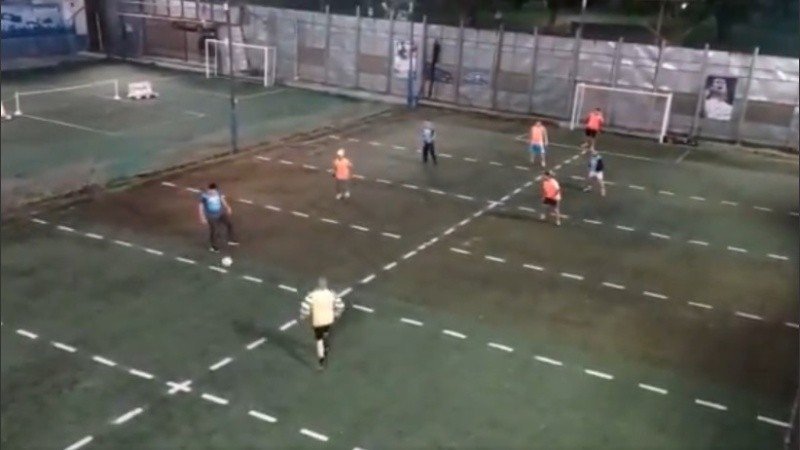 Metegol humano: la nueva alternativa al fútbol en cuarentena