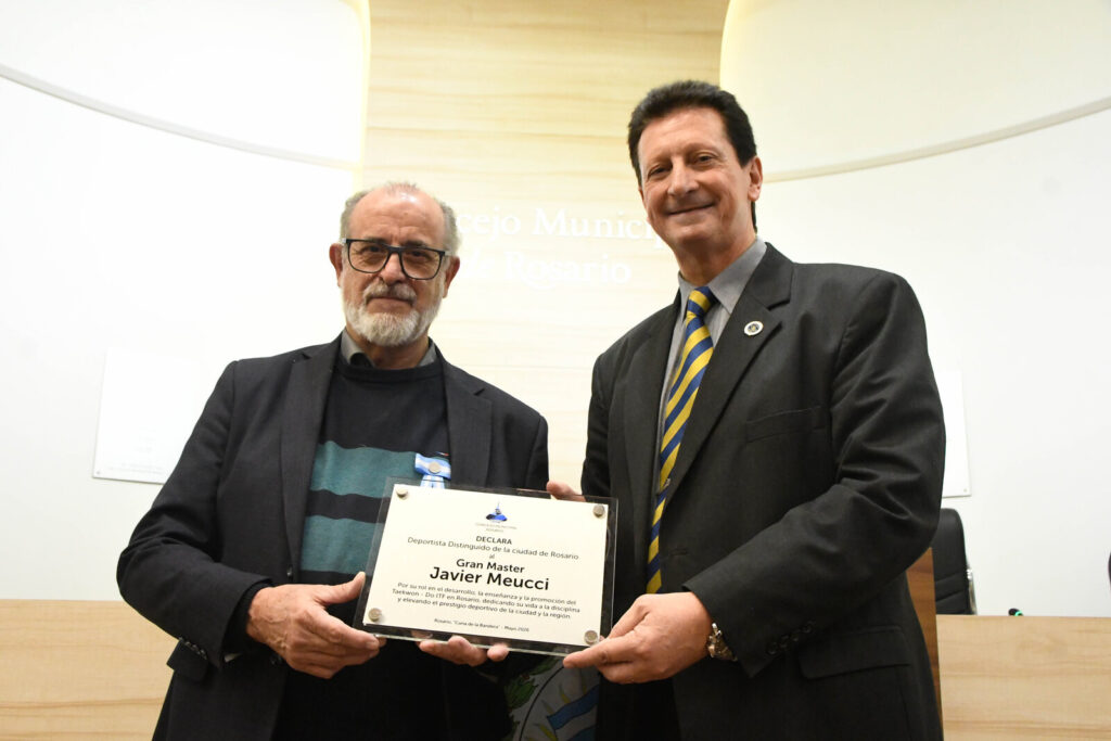 Javier Meucci recibe la placa de Deportista Distinguido de Rosario en el Concejo Municipal