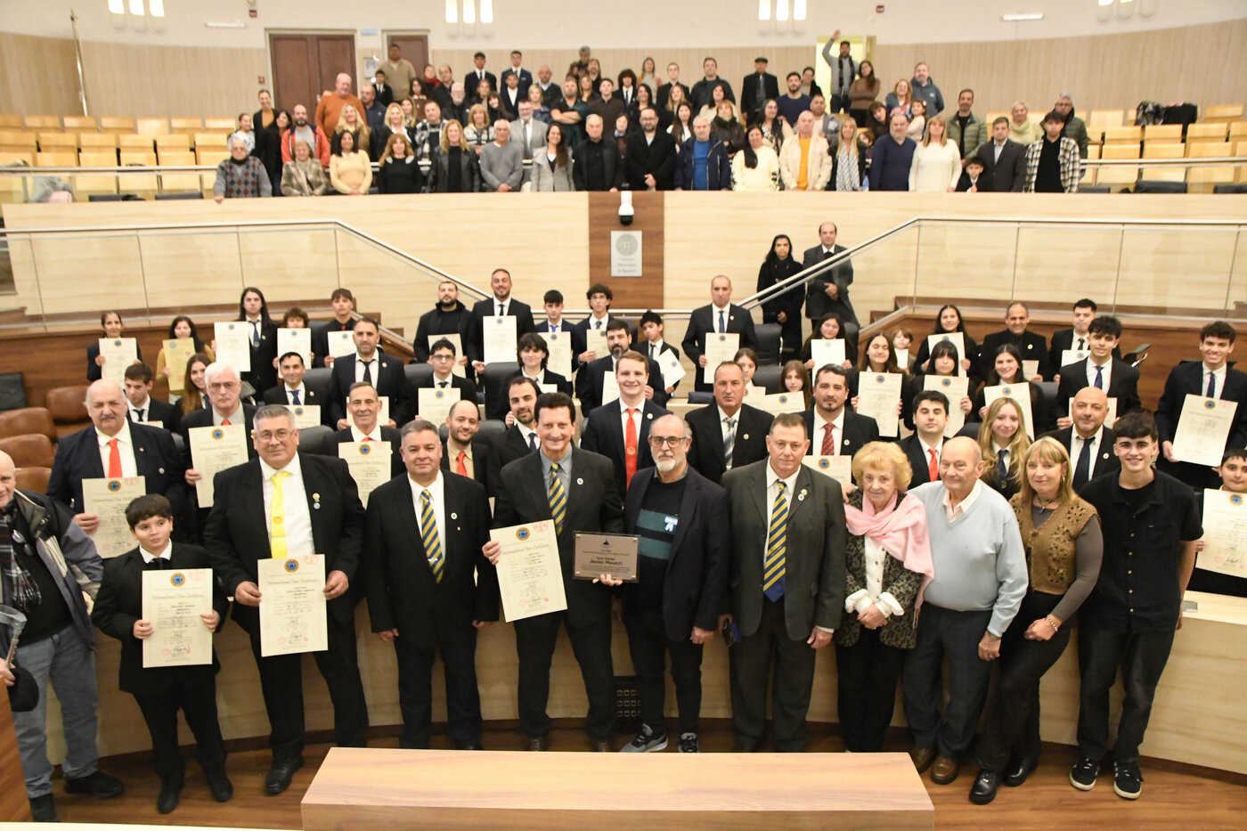Distinguidos posan con sus diplomas en el recinto del Concejo Municipal de Rosario