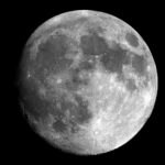 Microluna llena en el cielo nocturno de mayo