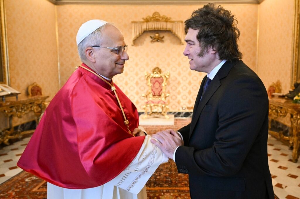 El presidente Javier Milei saluda al papa León XIV en una visita al Vaticano