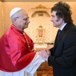 El presidente Javier Milei saluda al papa León XIV en una visita al Vaticano