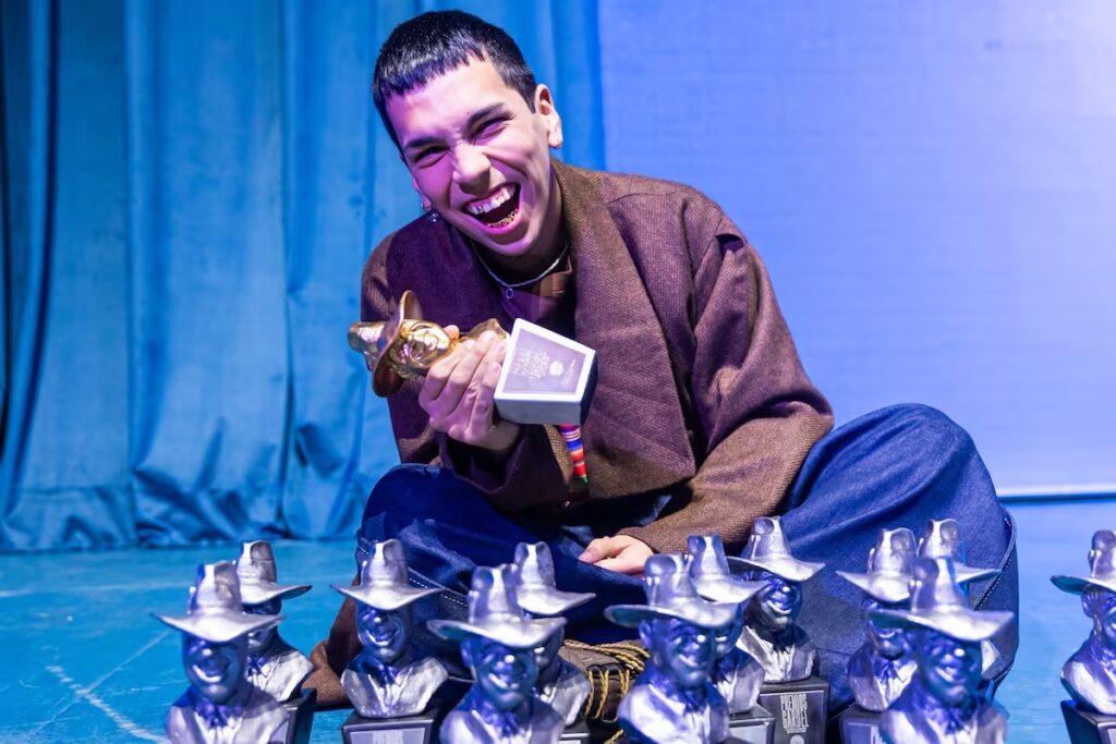 Milo J posa con el Gardel de Oro y las 12 estatuillas que ganó en los Premios Gardel 2026