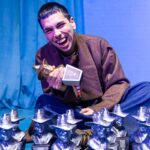 Milo J posa con el Gardel de Oro y las 12 estatuillas que ganó en los Premios Gardel 2026