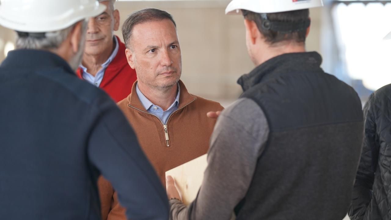 El ministro Lisandro Enrico recorre la obra del velódromo de Rafaela