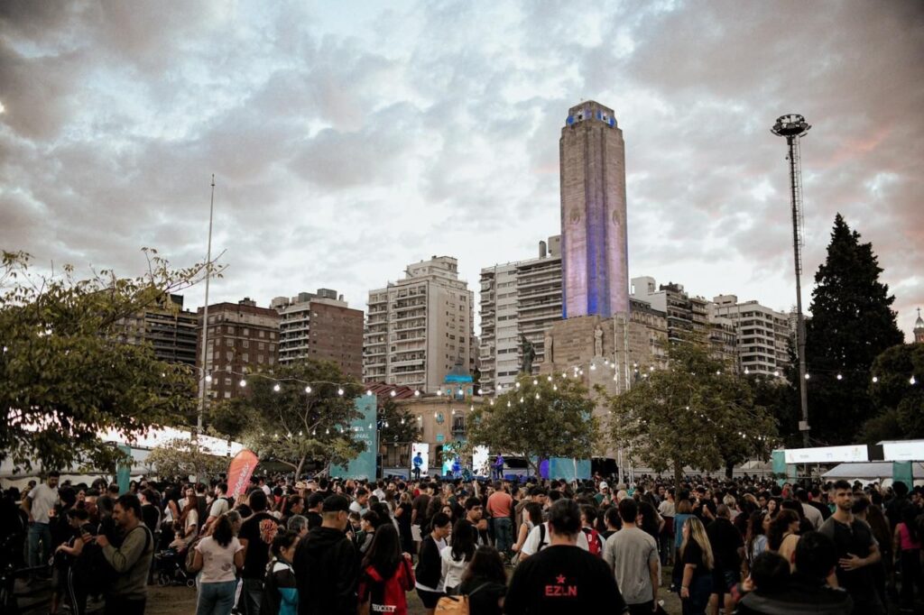 Turismo en Rosario: multitud en un evento en el Monumento a la Bandera