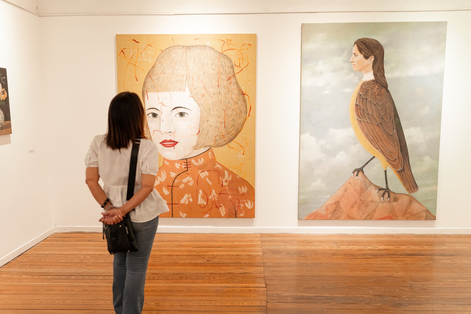 Una visitante recorre una muestra de pintura en el Museo Murray de Funes