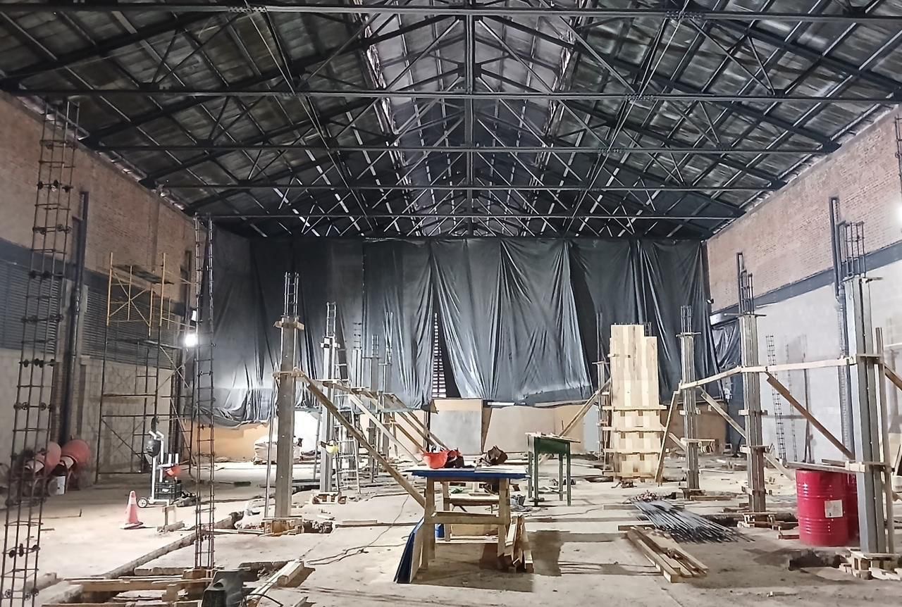 Obra en construcción de la Escuela de Enfermería en una nave del Complejo Scalabrini Ortiz de Rosario