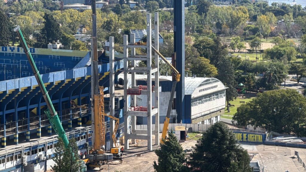 Obras en Rosario Central: dos gruas montan las columnas de la tercera bandeja del Gigante