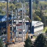 Obras en Rosario Central: dos gruas montan las columnas de la tercera bandeja del Gigante