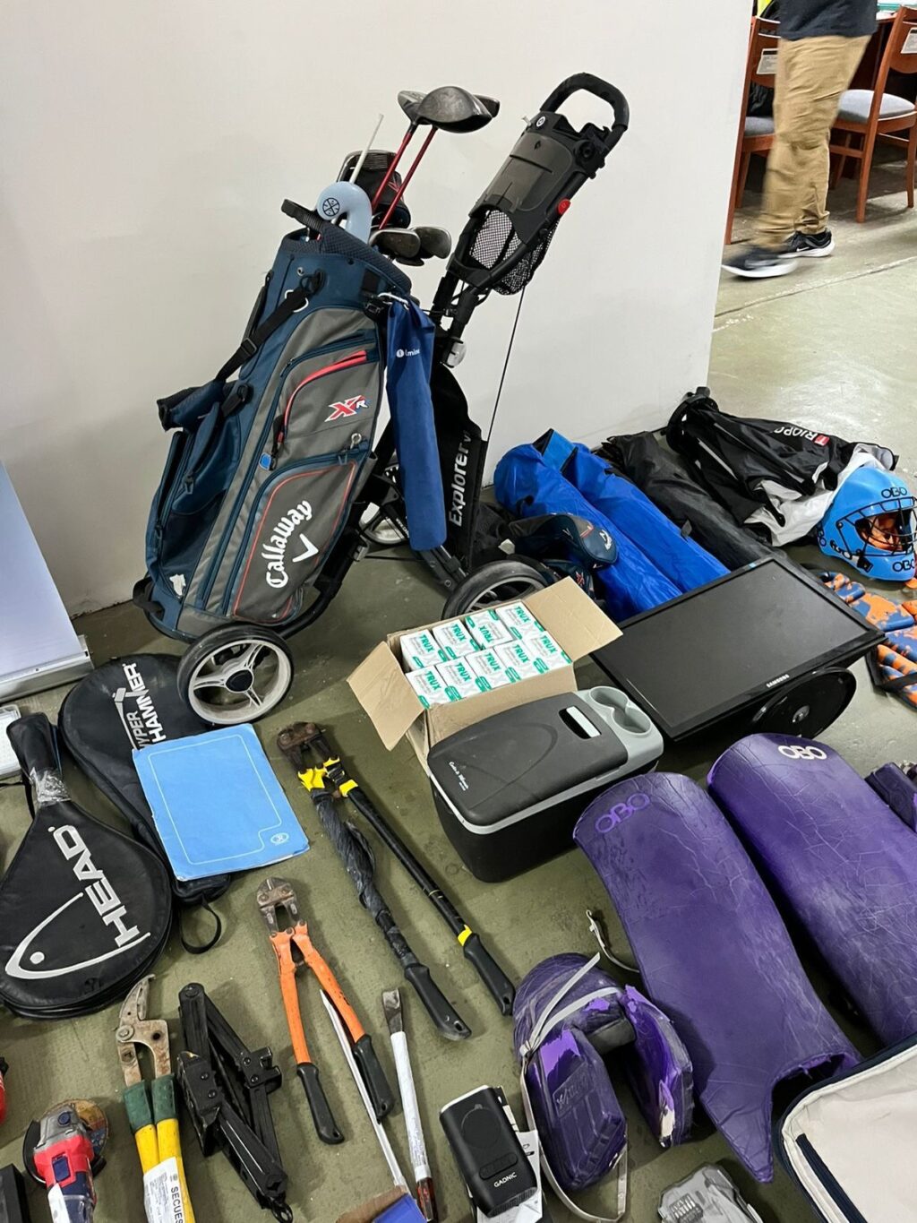Operativo PDI Rosario: palos de golf y raqueta de tenis secuestrados