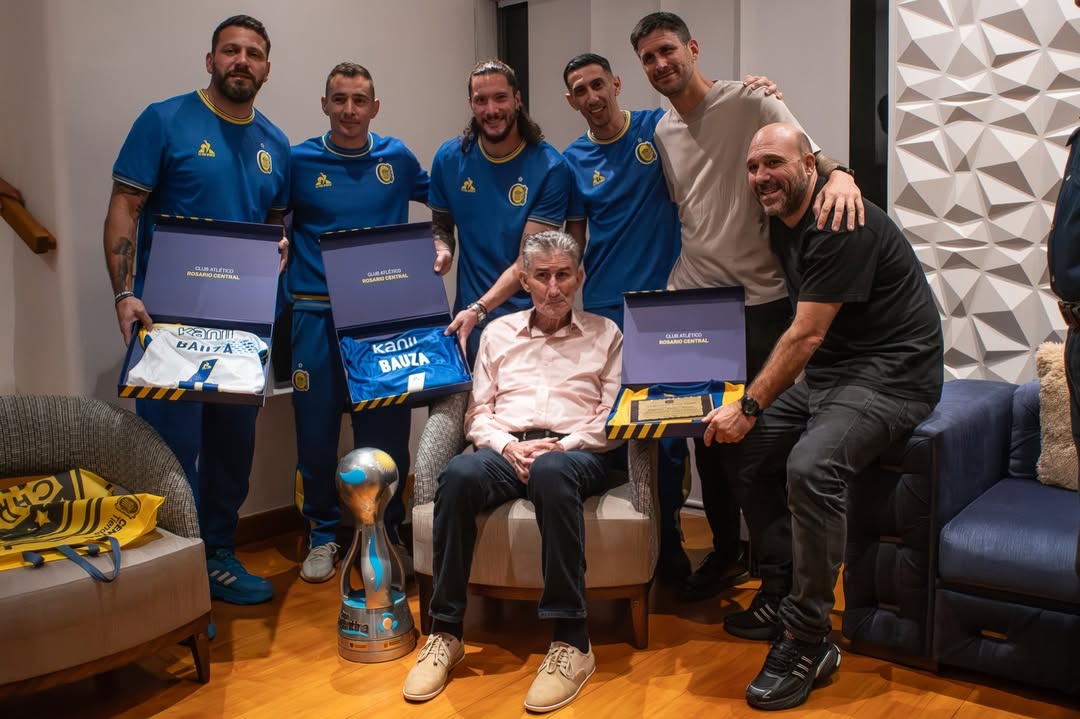 Patón Bauza con jugadores de Rosario Central y la Copa Argentina