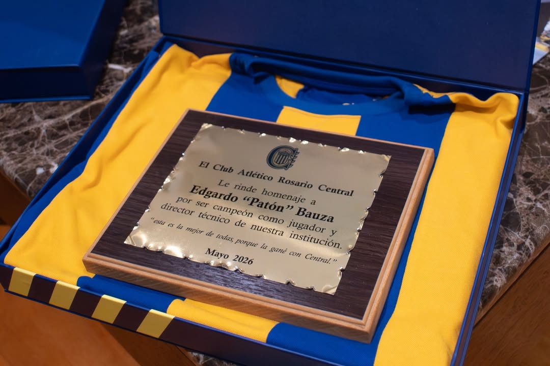 Plaqueta de Rosario Central para el Patón Bauza
