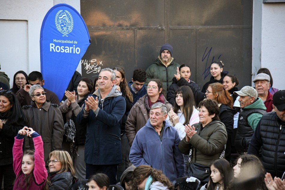Vecinos en la inauguración del pavimento en La Guardia, Rosario