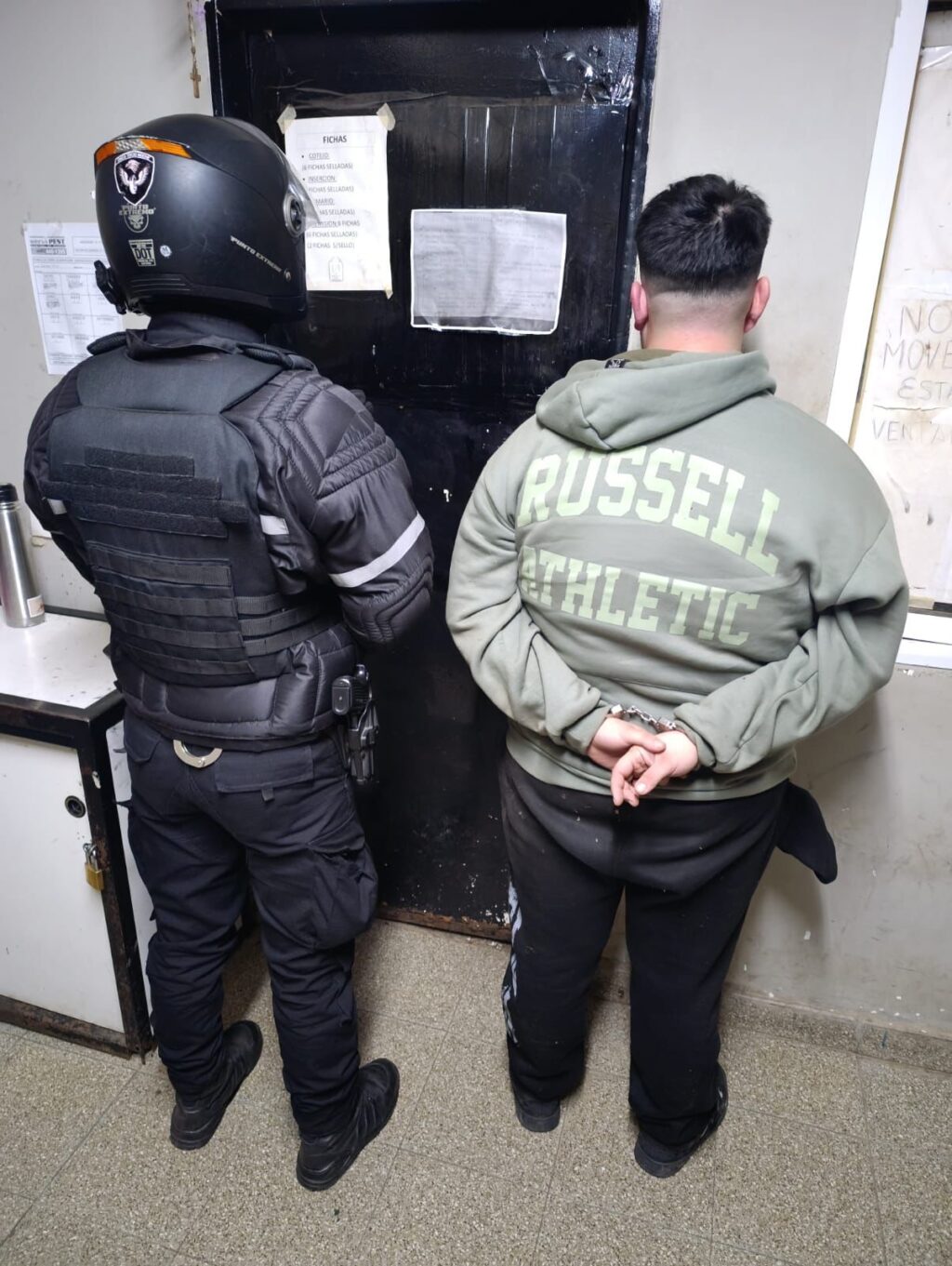 persecución moto Baigorria: efectivo motorizado custodia al aprehendido en seccional
