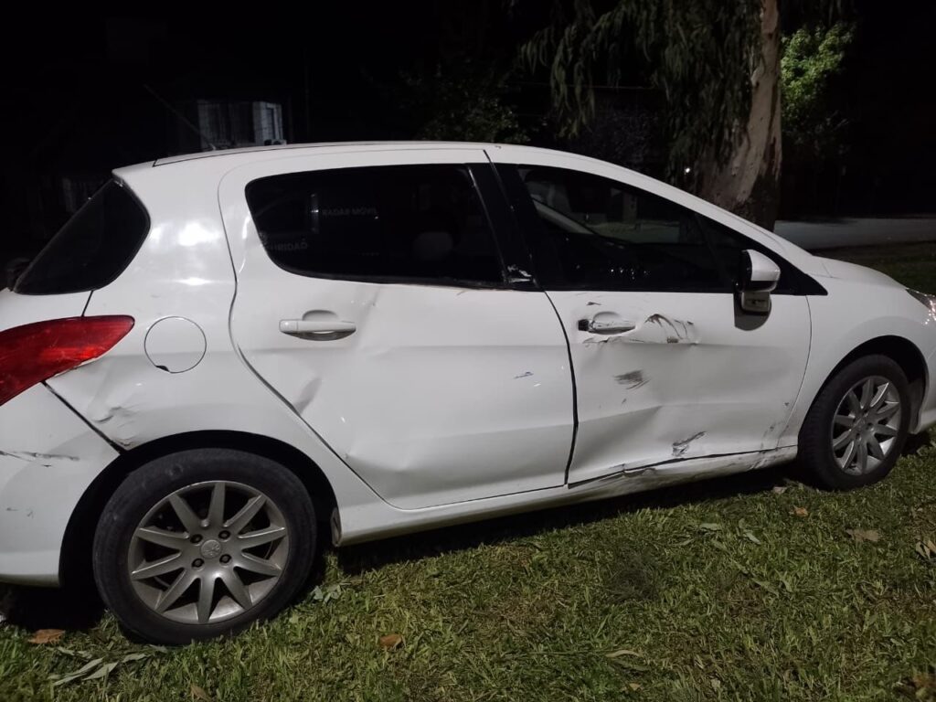 Peugeot blanco con daños tras la fuga del choque en Funes