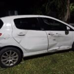 Peugeot blanco con daños tras la fuga del choque en Funes
