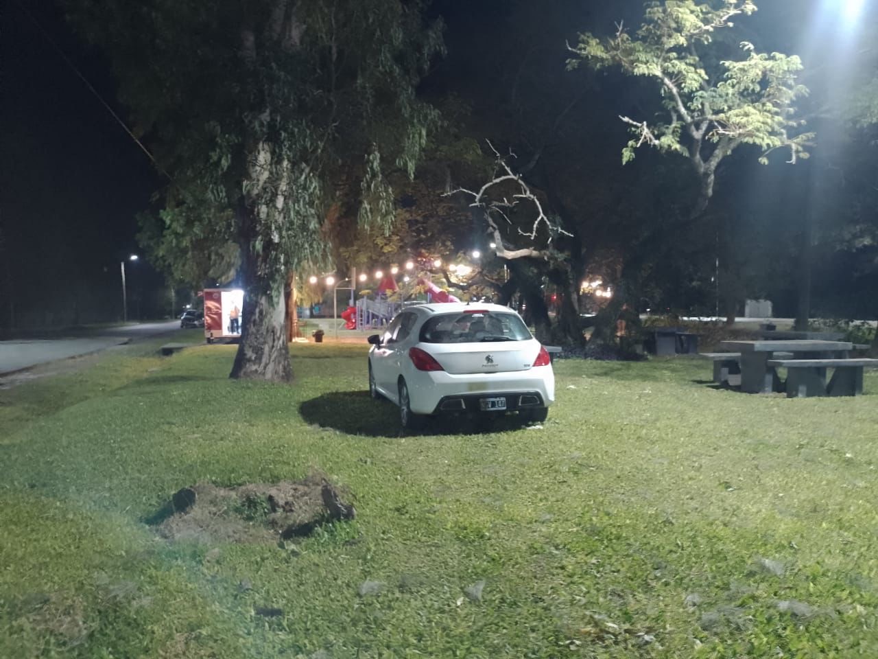 Peugeot blanco hallado en la plaza de Houssay y Catamarca, Funes