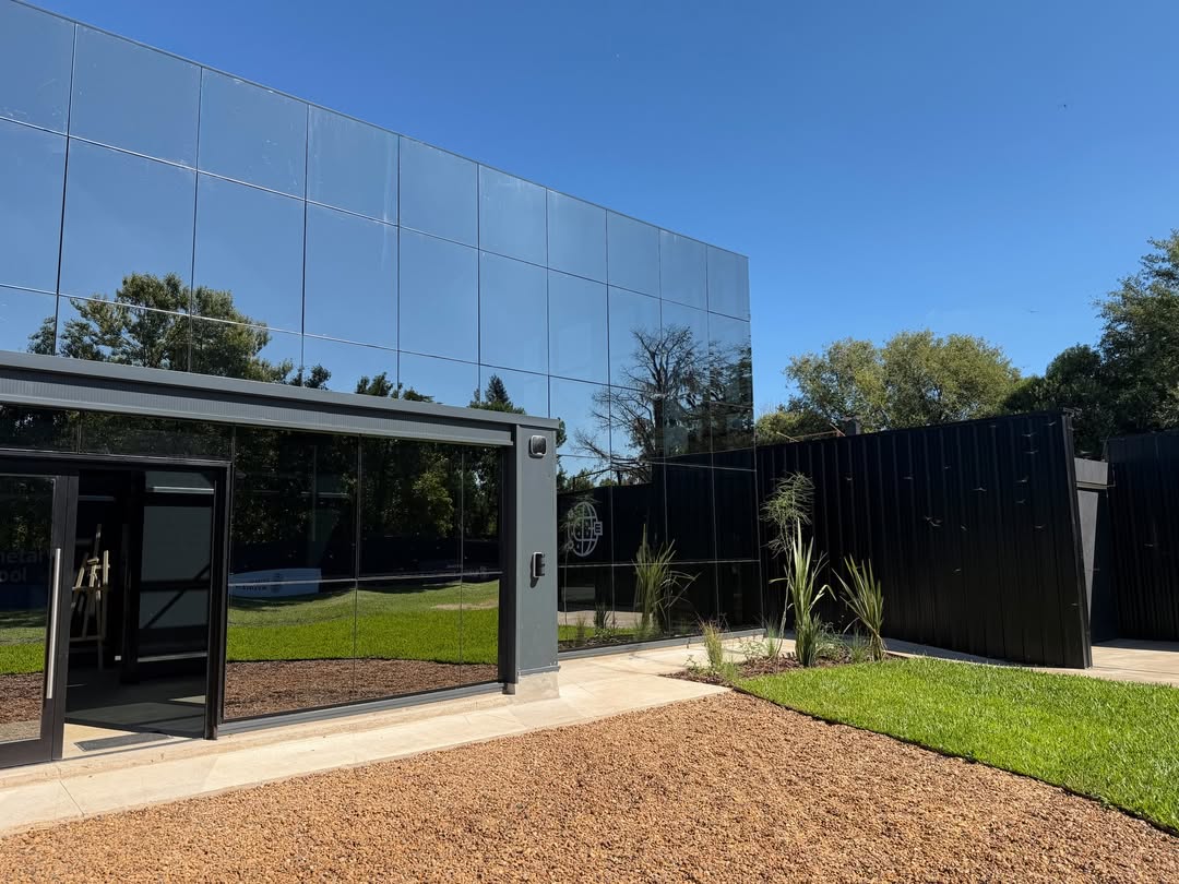 Edificio vidriado de Planetary School en Funes