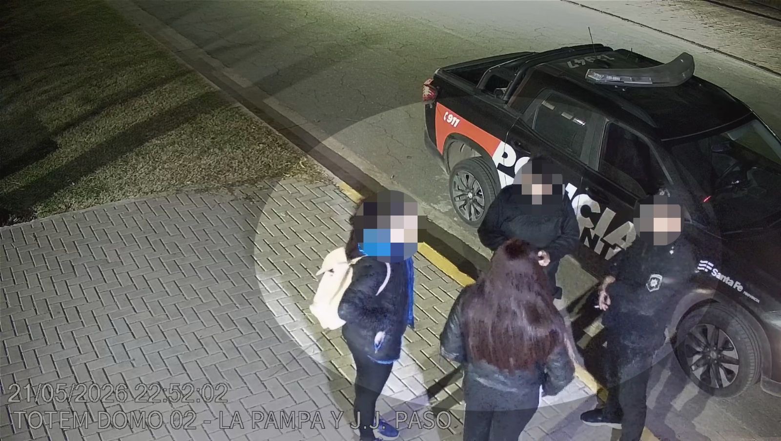 Policía asiste a una mujer en Roldán tras el alerta del tótem de seguridad