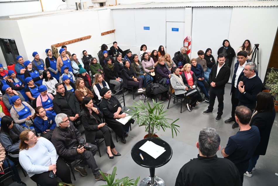 Presentación de la Panadería Social con público y funcionarios en el patio del Centro de Emprendedores Casiano Casas