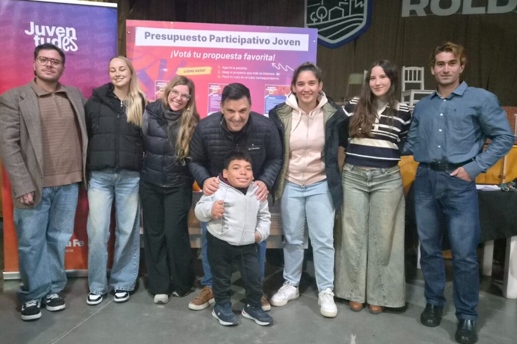 Jóvenes en la votación del Presupuesto Participativo Joven Roldán en el SUM del Paseo de la Estación