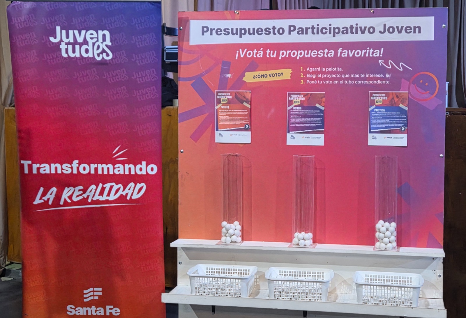 Tubos de votación del Presupuesto Participativo Joven Roldán con las tres propuestas