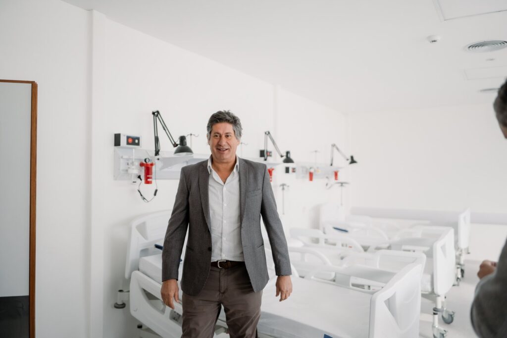 Roly Santacroce recorre el primer hospital de Funes antes de la inauguración