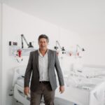 Roly Santacroce recorre el primer hospital de Funes antes de la inauguración