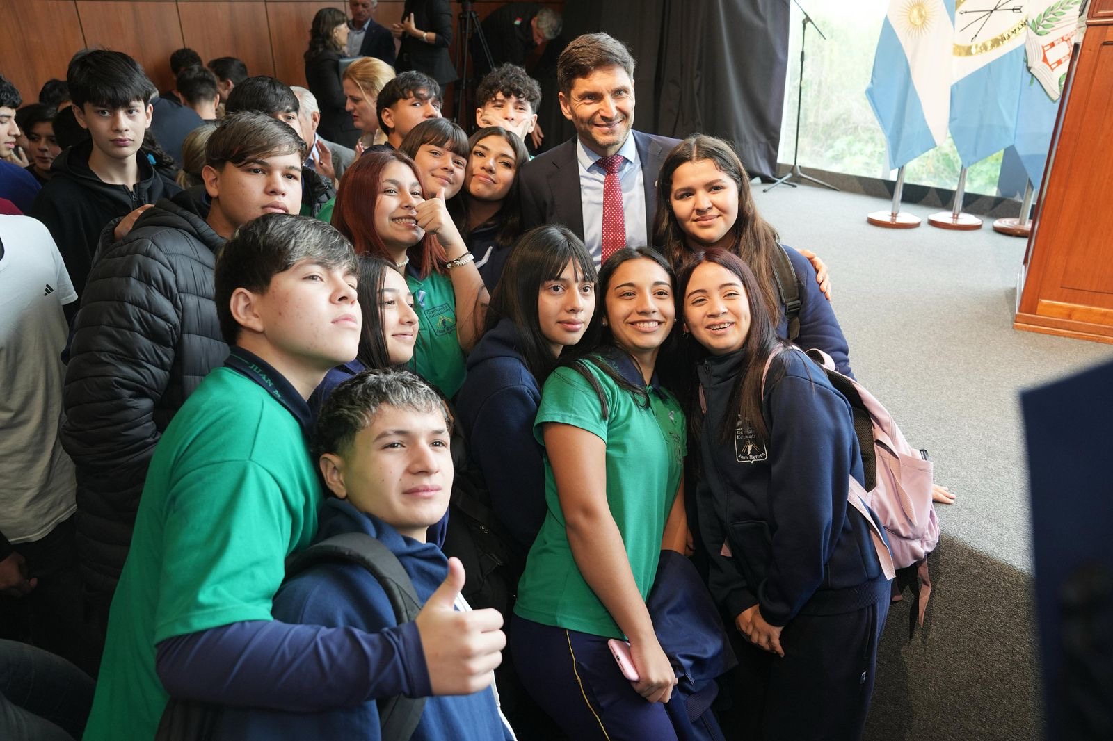 Estudiantes santafesinos con Pullaro tras la promesa de lealtad a la Constitución Nacional