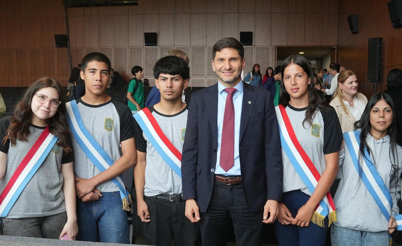 Pullaro junto a estudiantes tras la promesa de lealtad a la Constitución Nacional