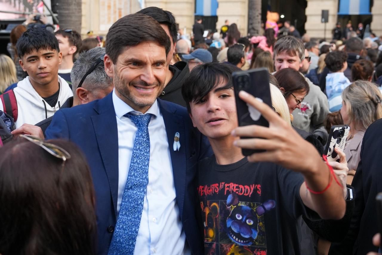 Pullaro saludó a los vecinos en el acto por el 25 de Mayo en Santa Fe
