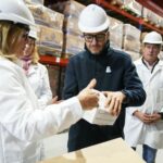 Histórico desde Funes: Provincia inaugura su sistema de logística sanitaria con el primer envío a 700 efectores Pullaro y Ciancio inspeccionan caja en sistema de logística medicamentos Funes Ciudad Industria