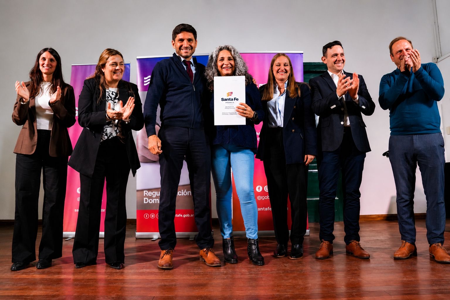 Pullaro, Di Stefano y autoridades provinciales y municipales tras la entrega de escrituras en el departamento San Lorenzo