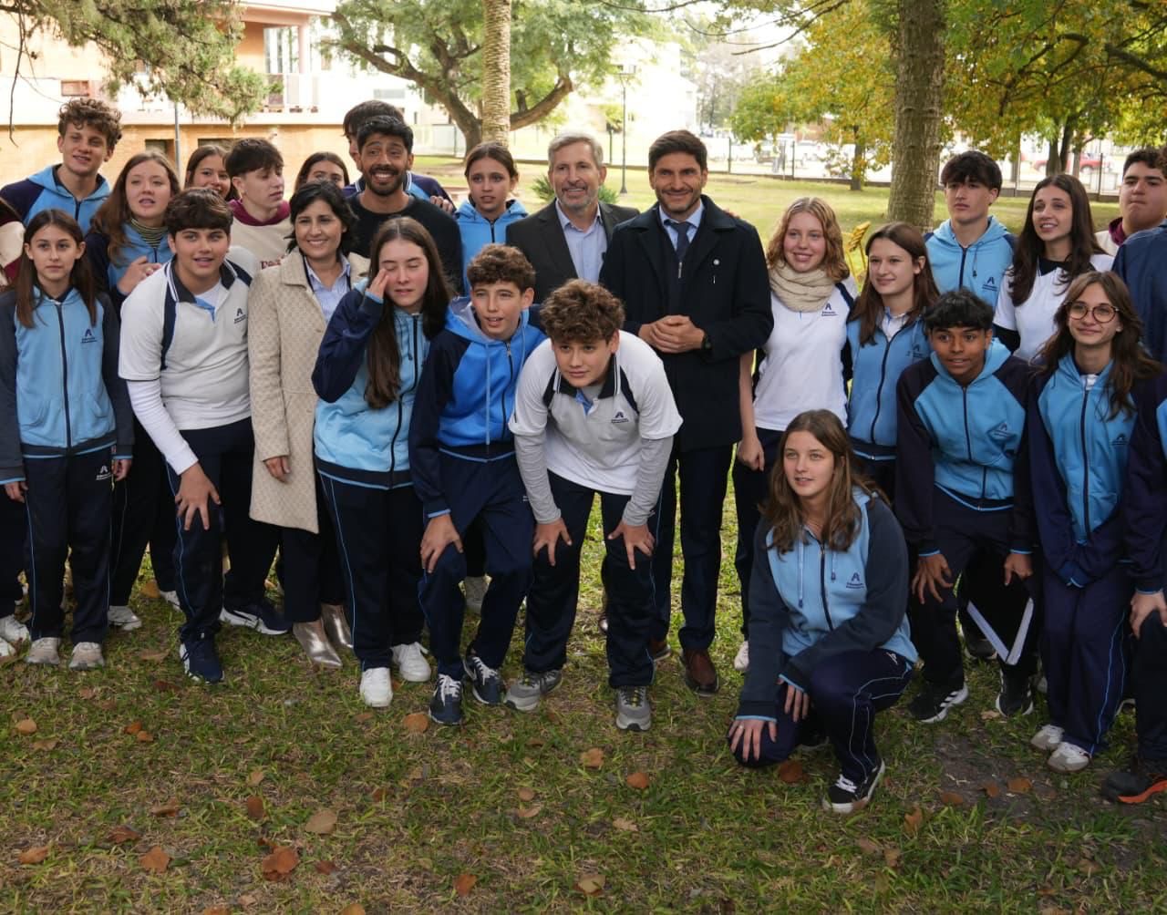 Pullaro y Frigerio con estudiantes en la Universidad Adventista del Plata