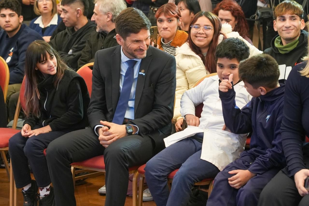 Pullaro entre estudiantes en presentación del Himno en Lengua de Señas Argentina