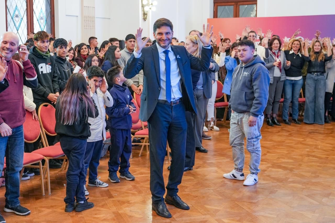 Pullaro saludando en seña de Lengua de Señas Argentina al público