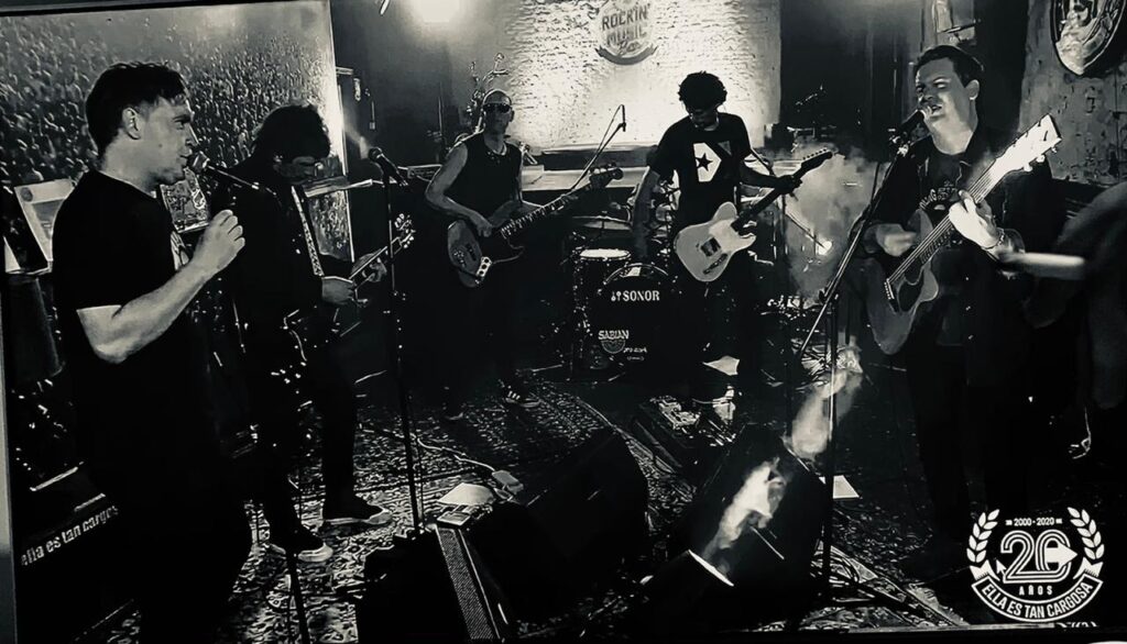 "Ella es tan cargosa" brindó su primer show vía streaming por sus 20 años