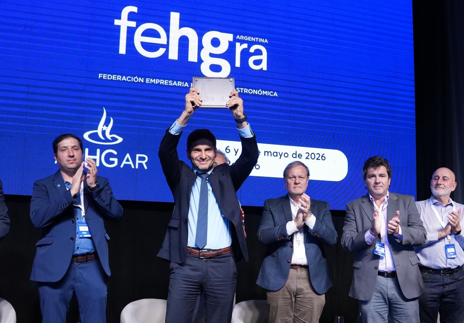 Pullaro alza la placa del reconocimiento Fehgra en Rosario