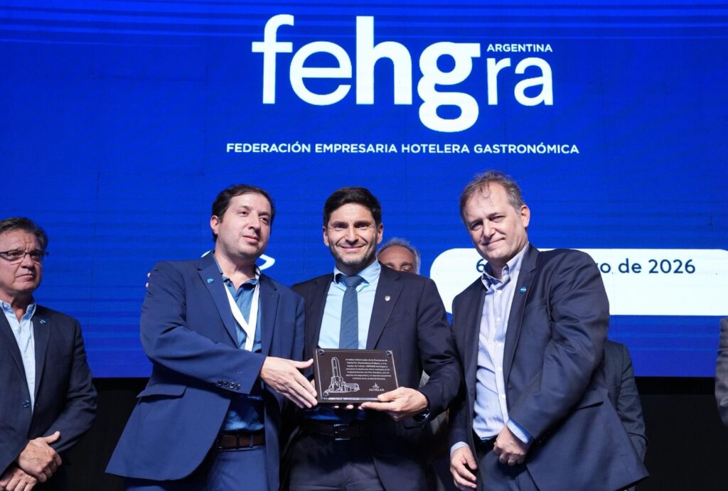Reconocimiento Fehgra Pullaro - entrega de placa en Rosario
