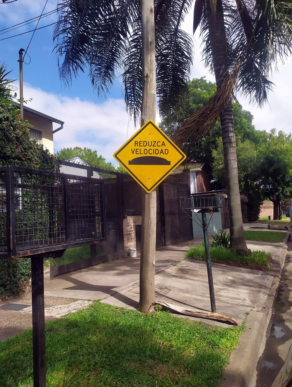 Reducción velocidad Roldán: señal de tránsito en intersección urbana