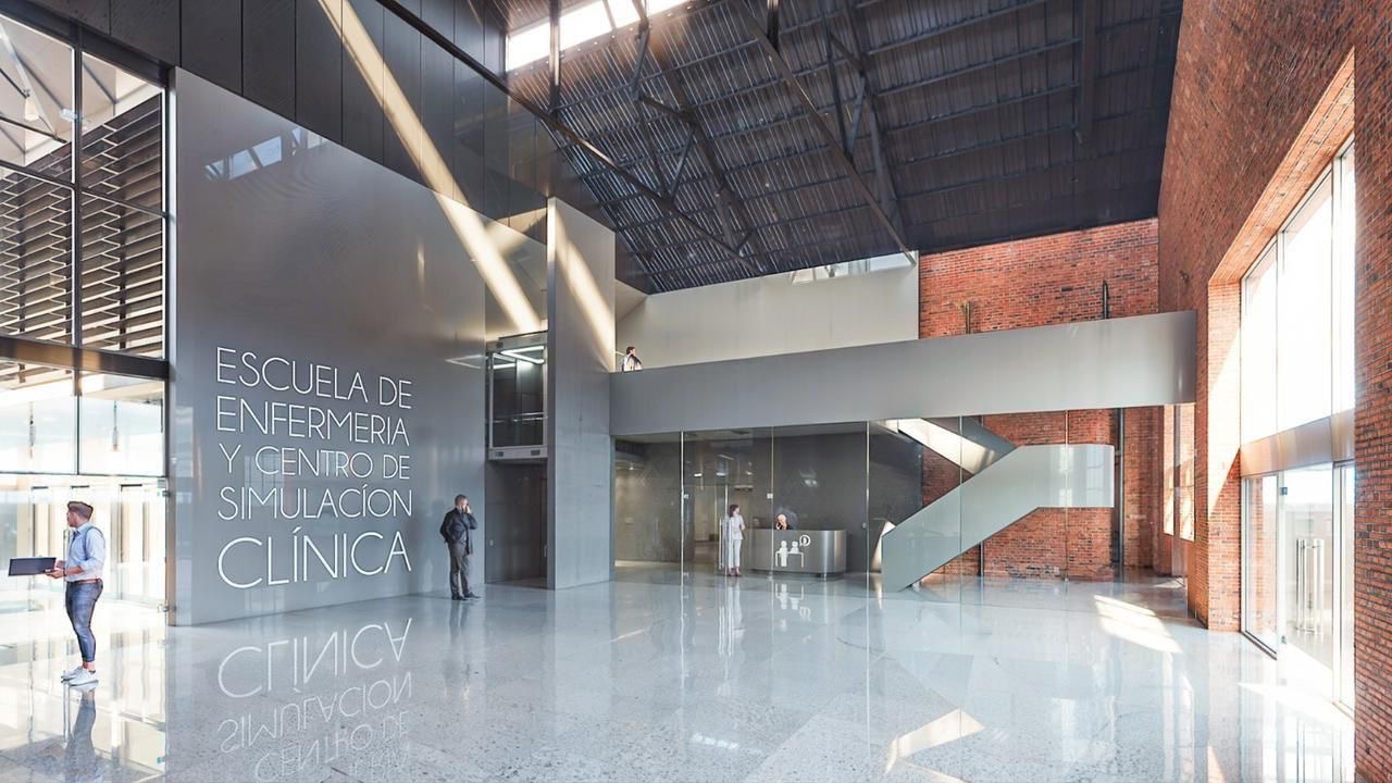 Render del hall interior de la Escuela de Enfermería y el Centro de Simulación Clínica