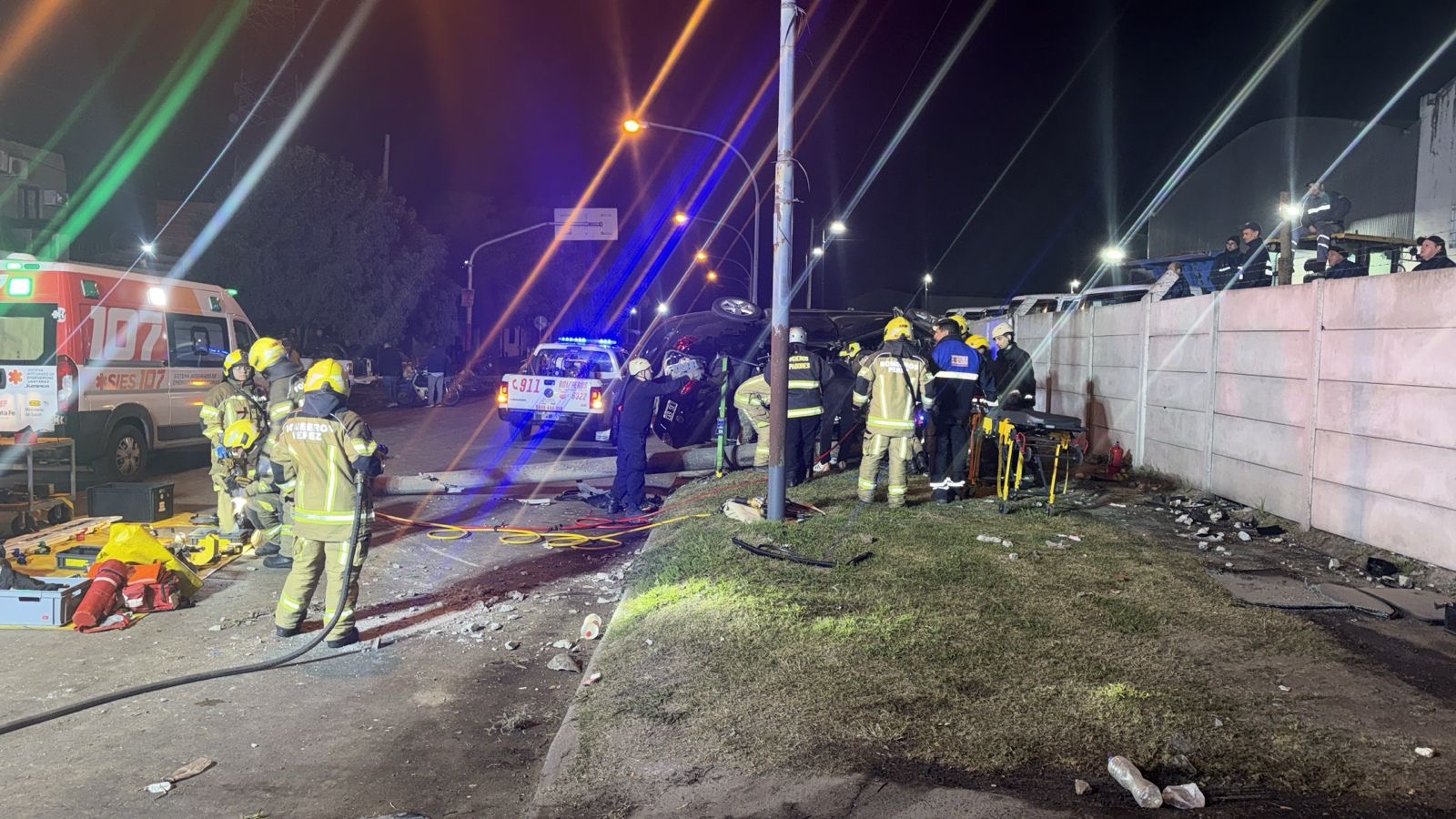 Bomberos de Pérez y personal del SIES trabajan en el rescate de los heridos del choque del Vento en Las Palmeras y Perón