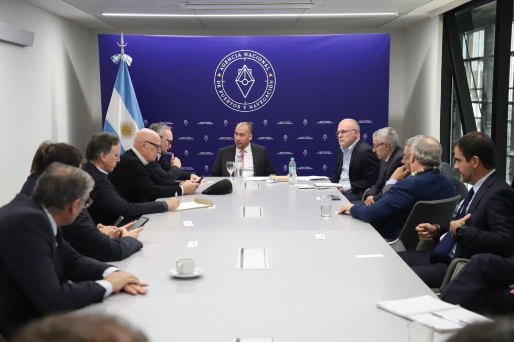 Reunión de la Agencia Nacional de Puertos y Navegación por la Hidrovía