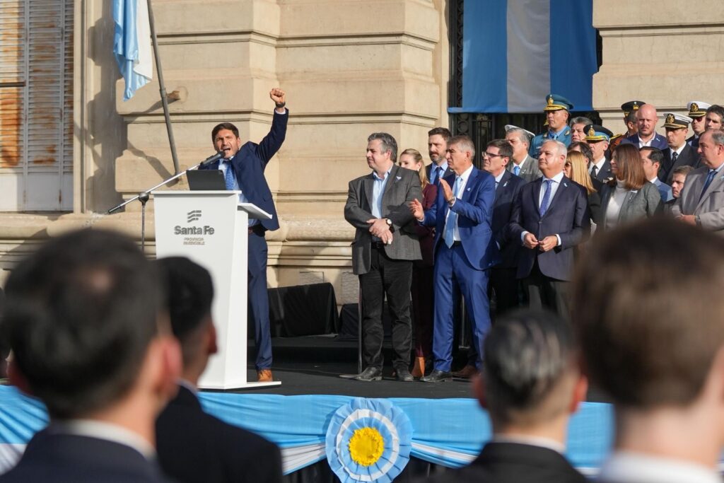 Pullaro encabezó el acto por la Revolución de Mayo en la Plaza 25 de Mayo de Santa Fe