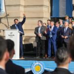 Pullaro encabezó el acto por la Revolución de Mayo en la Plaza 25 de Mayo de Santa Fe