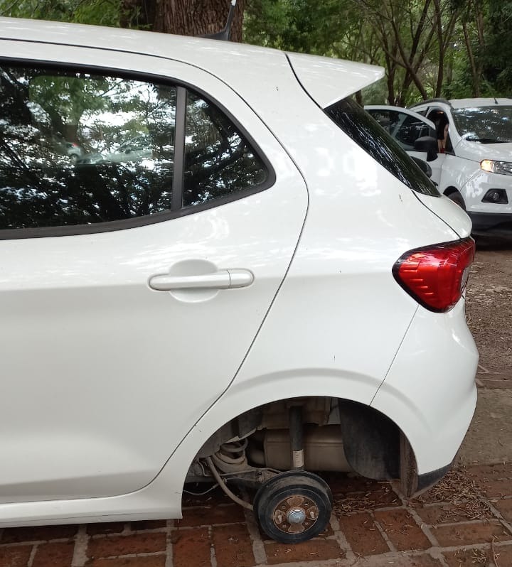 Robo de cubierta a un automóvil